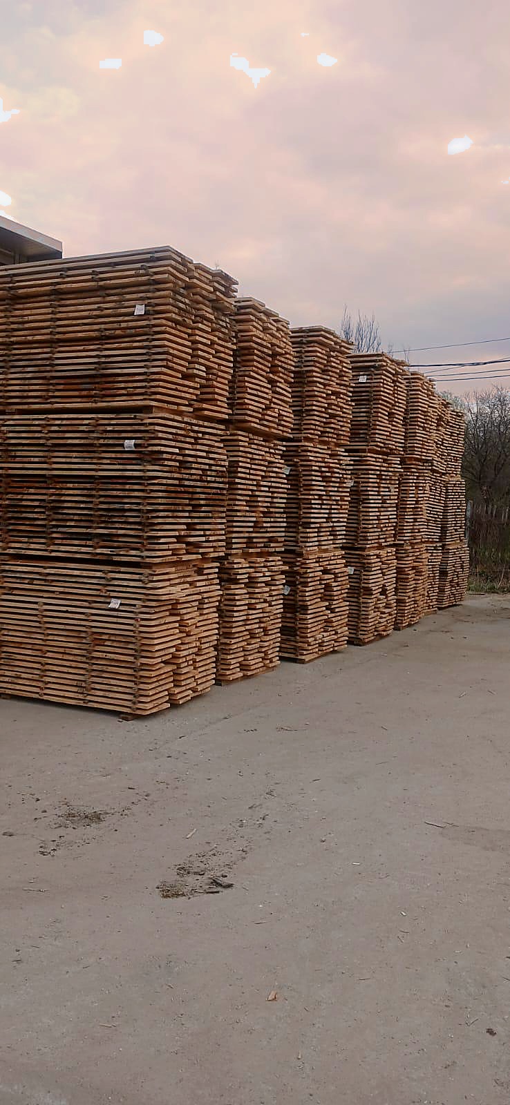 Semifabricate din lemn stivuite pentru uscare